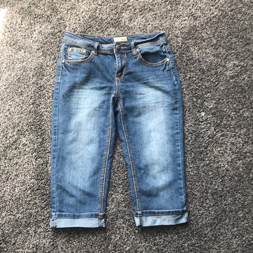 Size 4 Earl Jean Capris!! 🌟🌟